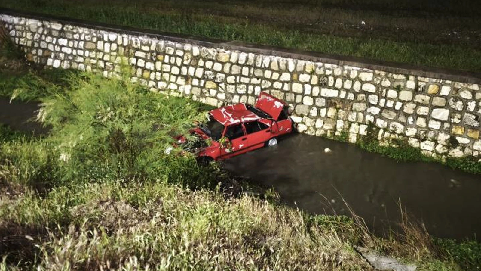 Denizli'de feci kaza: Babasından kaçırdığı araçla dereye uçtu