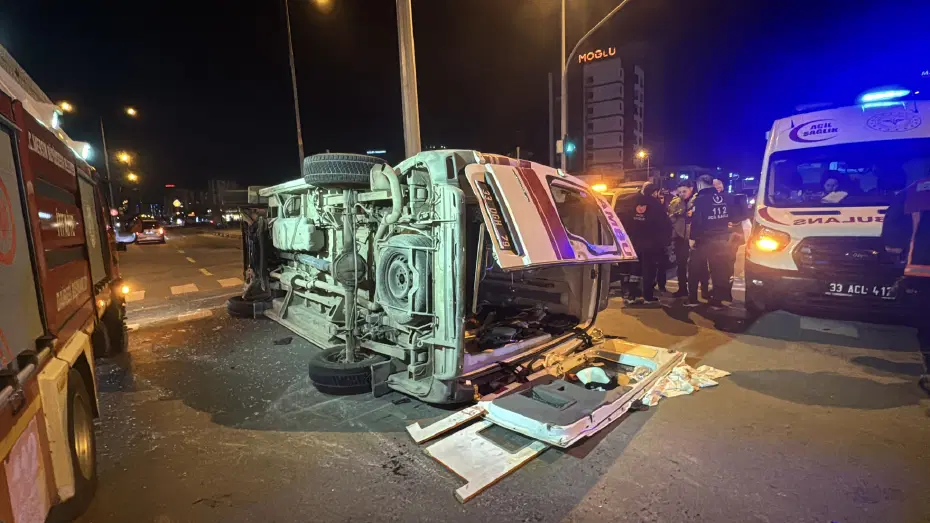 Hasta taşıyan ambulans kaza yaptı. 5 kişi yaralandı
