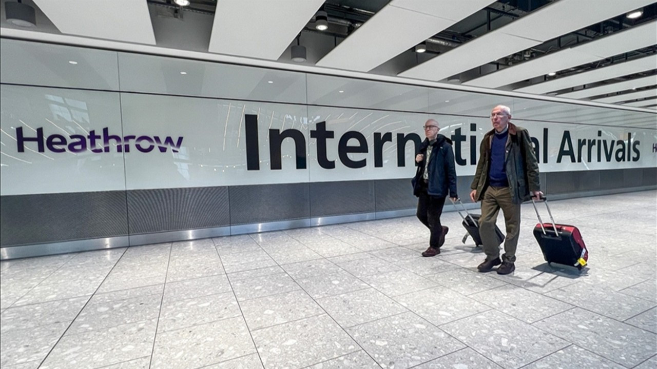 Heathrow Havalimanı, elektrik kesintisi sonrası yeniden açıldı