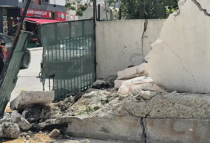 Arnavutköy'de servis minibüsü bahçe duvarına çarptı; mahalleli kazalara önlem alınmasını istedi