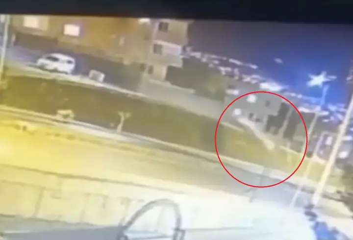 Otomobilin alt yola uçtuğu kaza kamerada: 3 yaralı