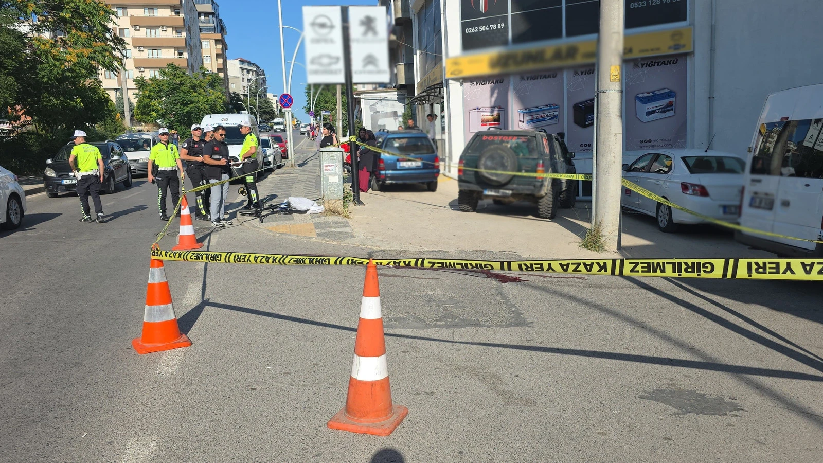 Kocaeli'de 11 yaşındaki bisikletli çocuk, minibüs çarpması sonucu öldü