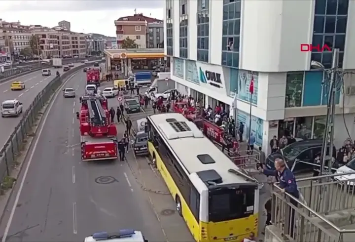 SON DAKİKA | İETT otobüsü durağa daldı: Yaralılar var