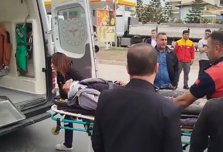 Kamyonetle çarpışan motosikletteki 2 kişi yaralandı