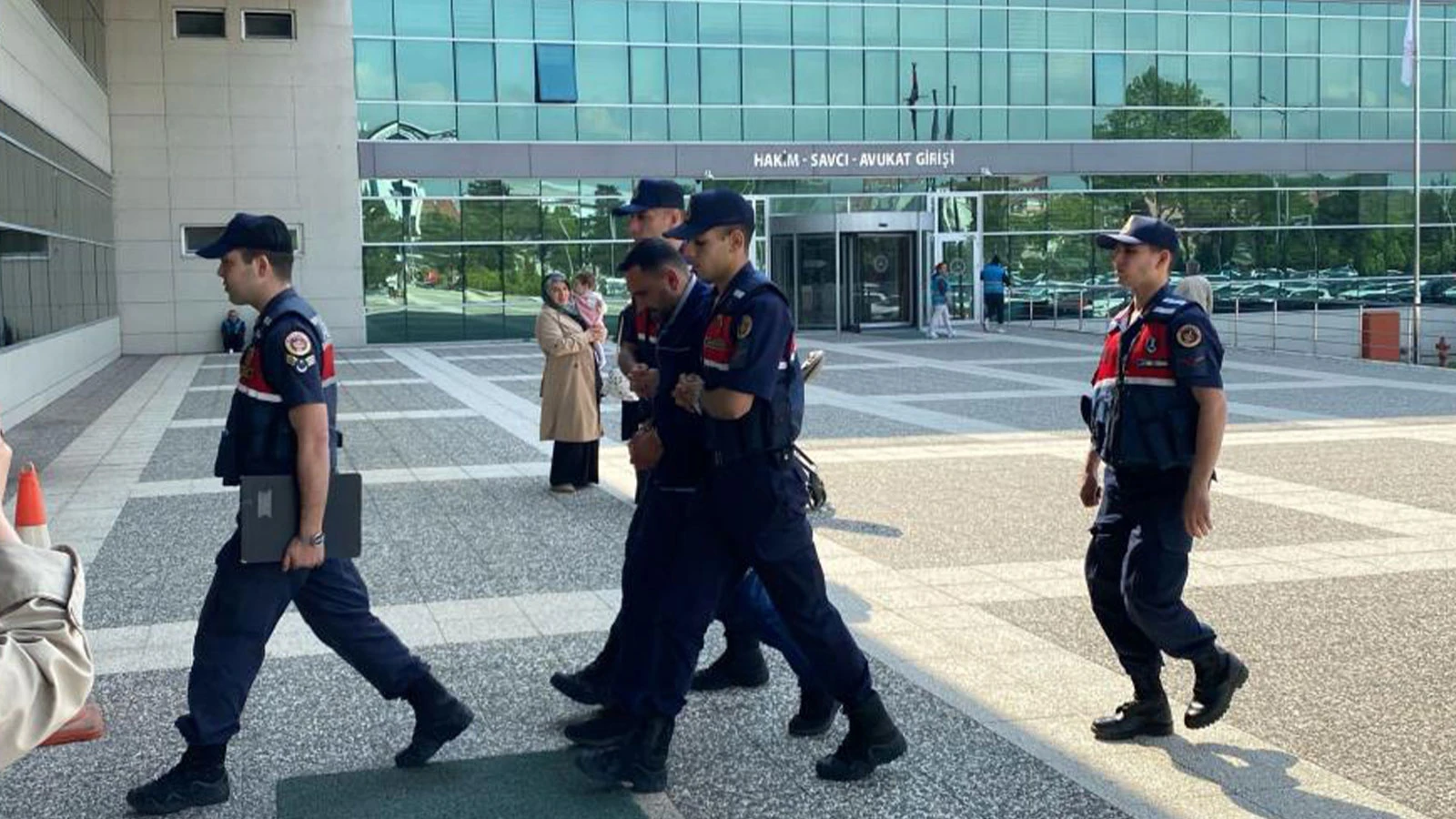 Ormanlık alanda saksılarda yetiştirdi, sulamaya giderken yakalandı