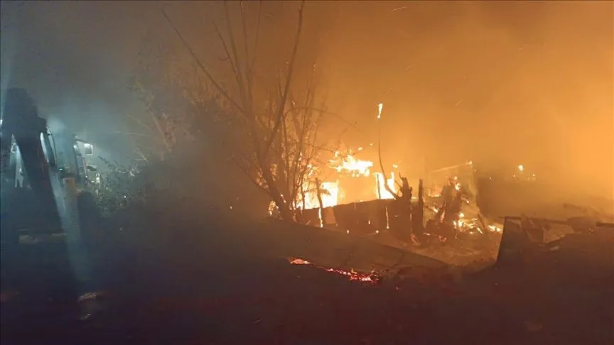 Isparta'da çıkan yangında ahşap ev kullanılamaz hale geldi