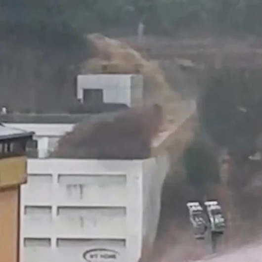 Sarıyer'de Dağdan Gelen Sel Suları Kamerada: Evin Çatısı Sular Altında Kaldı