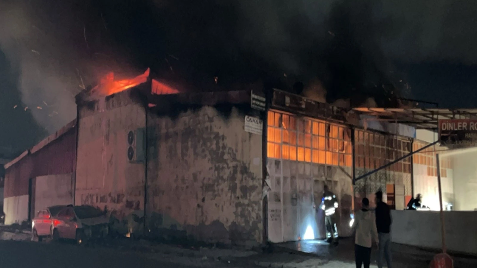Hatay'da oto tamirhanesinde çıkan yangın, 8 iş yerine sıçradı
