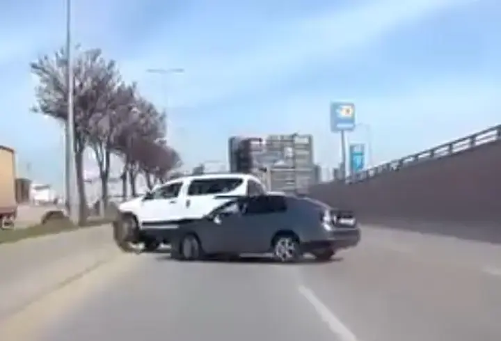 Ankara’da makas atan otomobil, hafif ticari araca çarptı: kaza anı kamerada