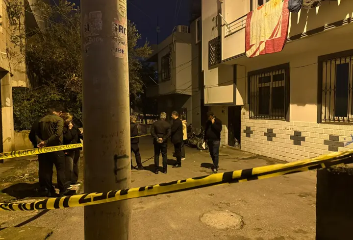 Silahlı kavgada sokaktan geçen genç kız öldü, 1 kişi de yaralı