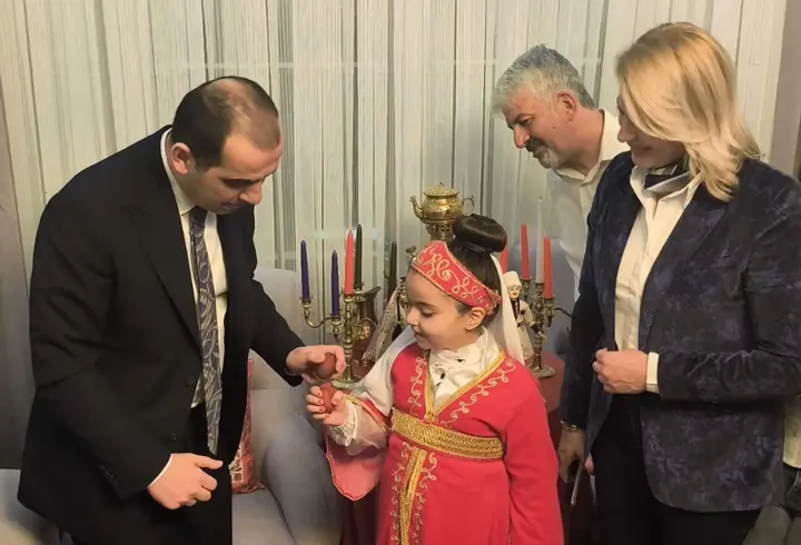 Vali Taşolar, yumurta tokuşturup, Nevruz ateşinin üzerinden atladı 