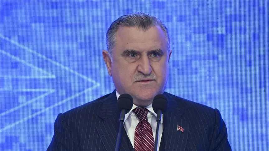 Bakan Bak, gümüş madalya kazanan milli atıcıları tebrik etti