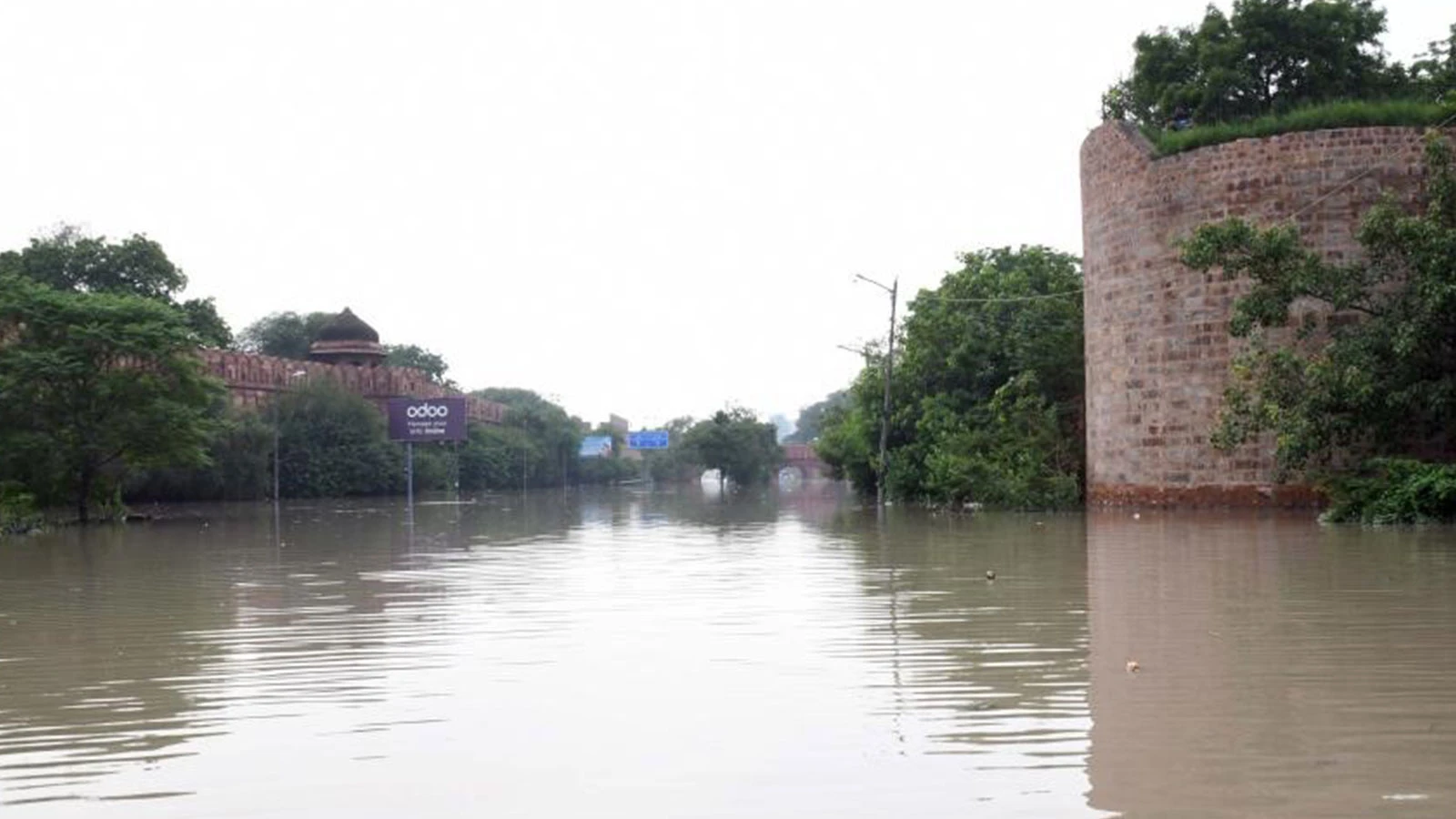 Hindistan'da sel: 17 kişi hayatını kaybetti, 75 kişi yaralandı