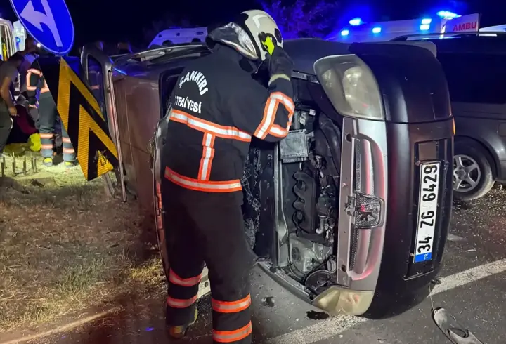 Çankırı'da iki hafif ticari aracın çarpıştığı kazada 9 kişi yaralandı 