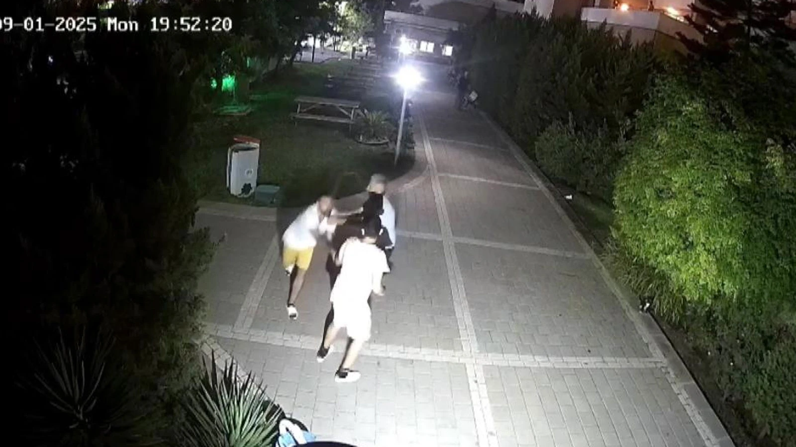 Adana'da pes dedirten görüntü! 13 yaşındaki çocuğu site ortasında dövdü