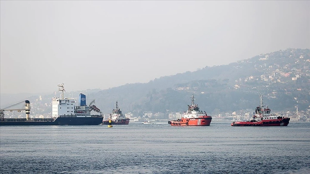 İstanbul Boğazı'nda arıza yapan tekne kurtarıldı