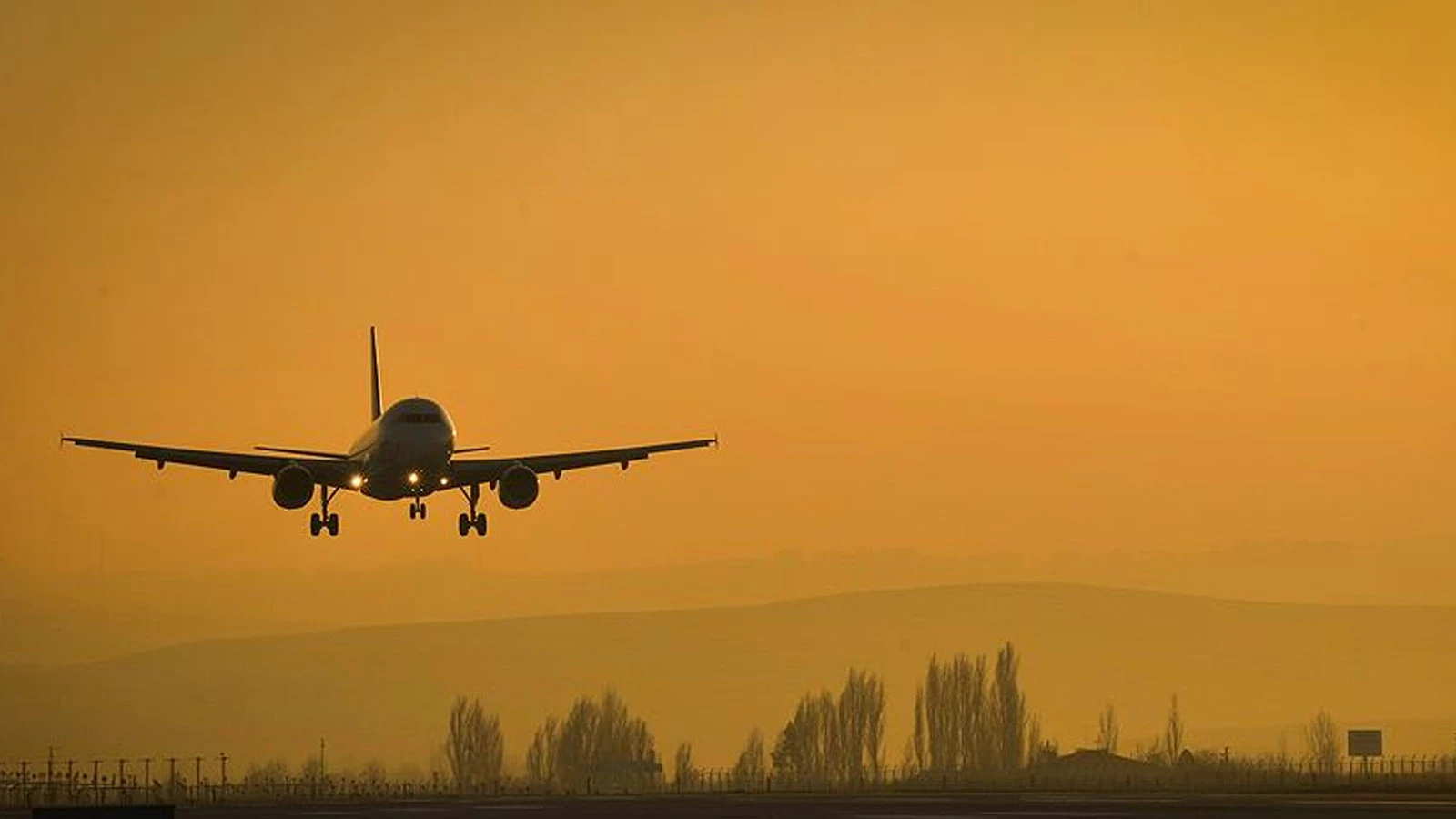Hindistan'da havayolu ulaşımına sis engeli: 128 uçuş iptal edildi