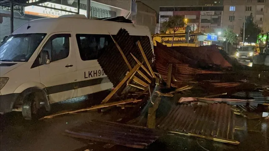İstanbul'da fırtına hayatı olumsuz etkiledi