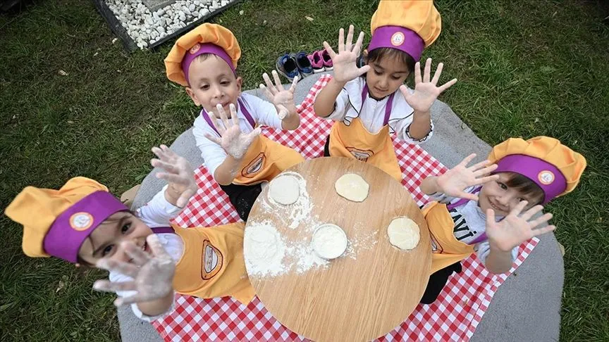 Çocuklar aile kavramını "geçmişin izini sürerek" öğreniyor