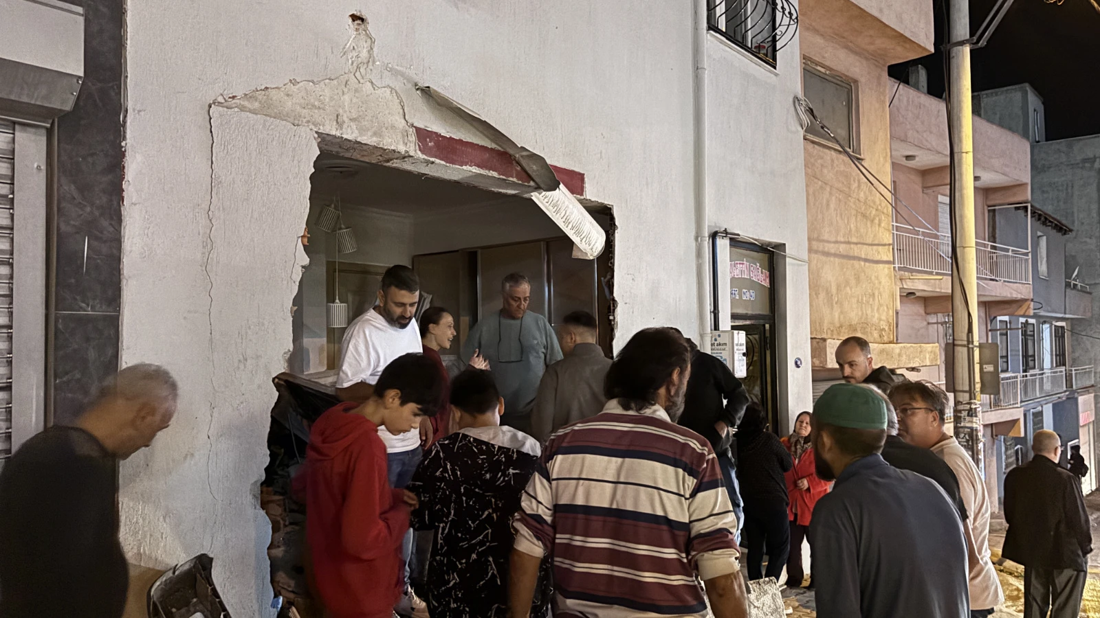 İzmir'de freni boşalan kamyon eve girdi!