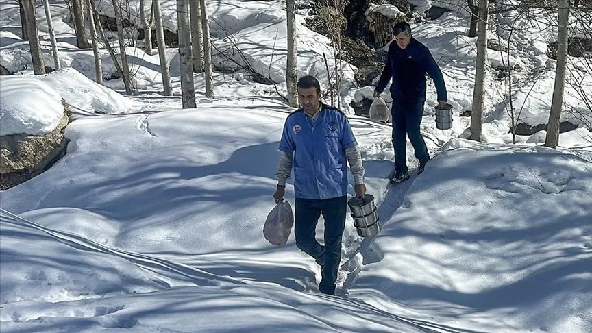 Karlı yolları aşarak engelli ve yaşlılara sıcak yemek ulaştırıyorlar