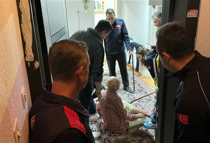 Evinde yere düşen 80 yaşındaki kişiyi, balkondan içeri girip kurtardılar