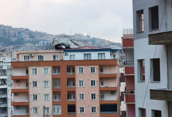 Mardin'de kuvvetli rüzgar 7 katlı binanın çatısını uçurdu 