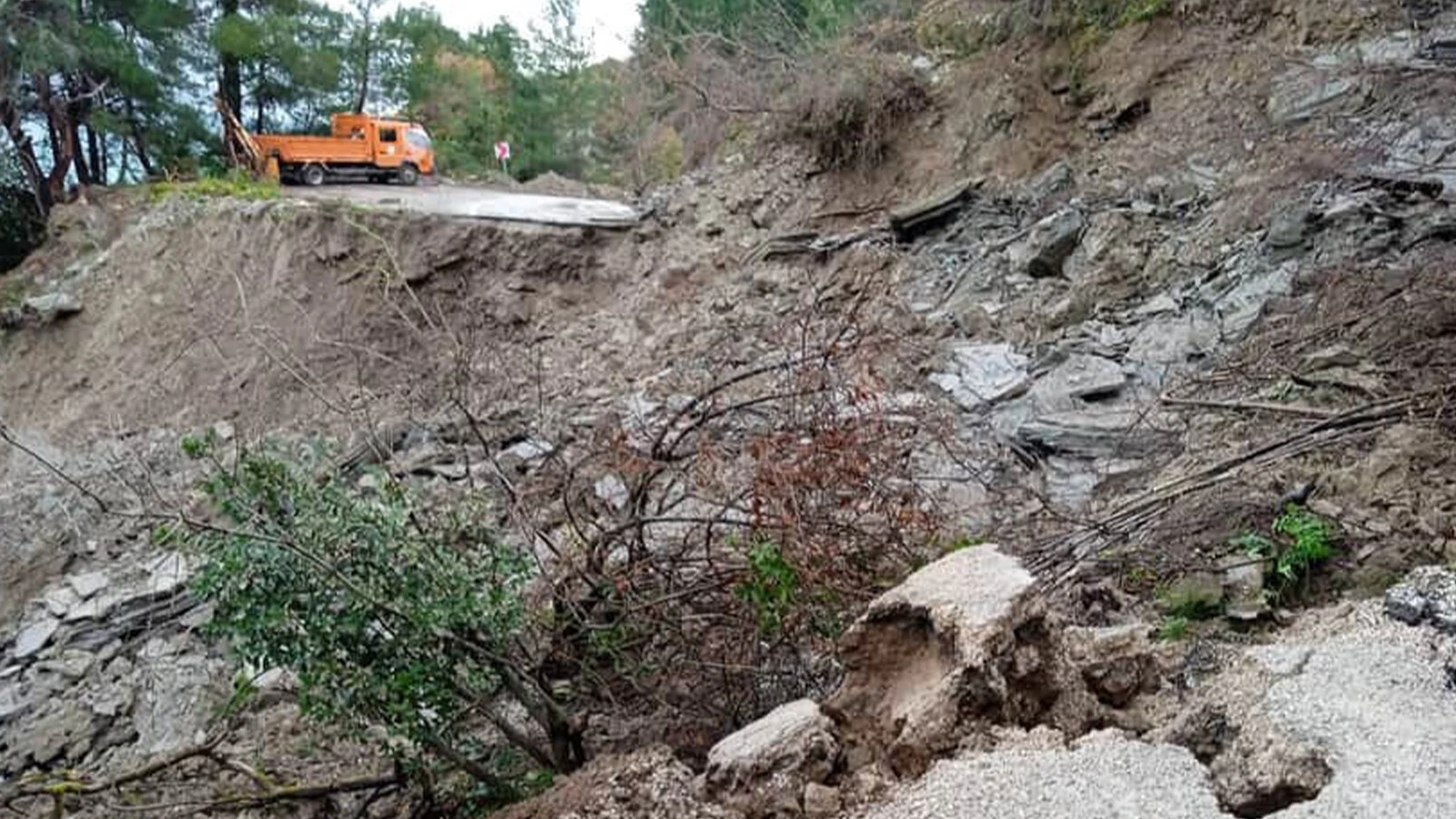 Cide-İnebolu kara yolu, heyelan nedeniyle ulaşıma kapatıldı