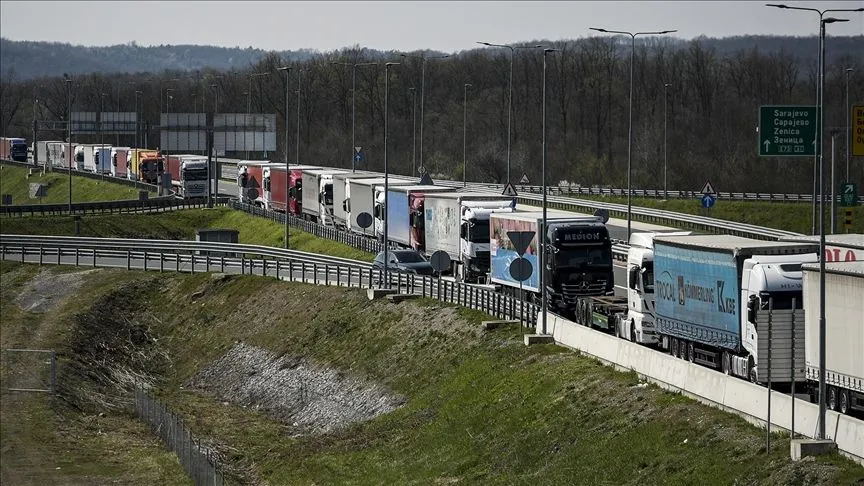 Bosna Hersek'teki kamyon sürücüleri AB'nin geçiş kurallarını protesto için kontak kapattı