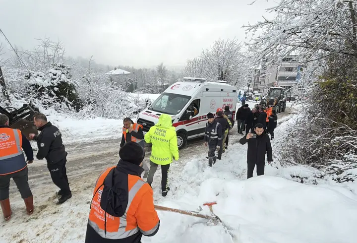 Çöp kamyonu karda kaydı; temizlik işçisi yaralandı