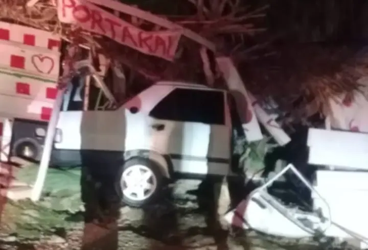 Otomobiliyle çilek tezgahına çarptı