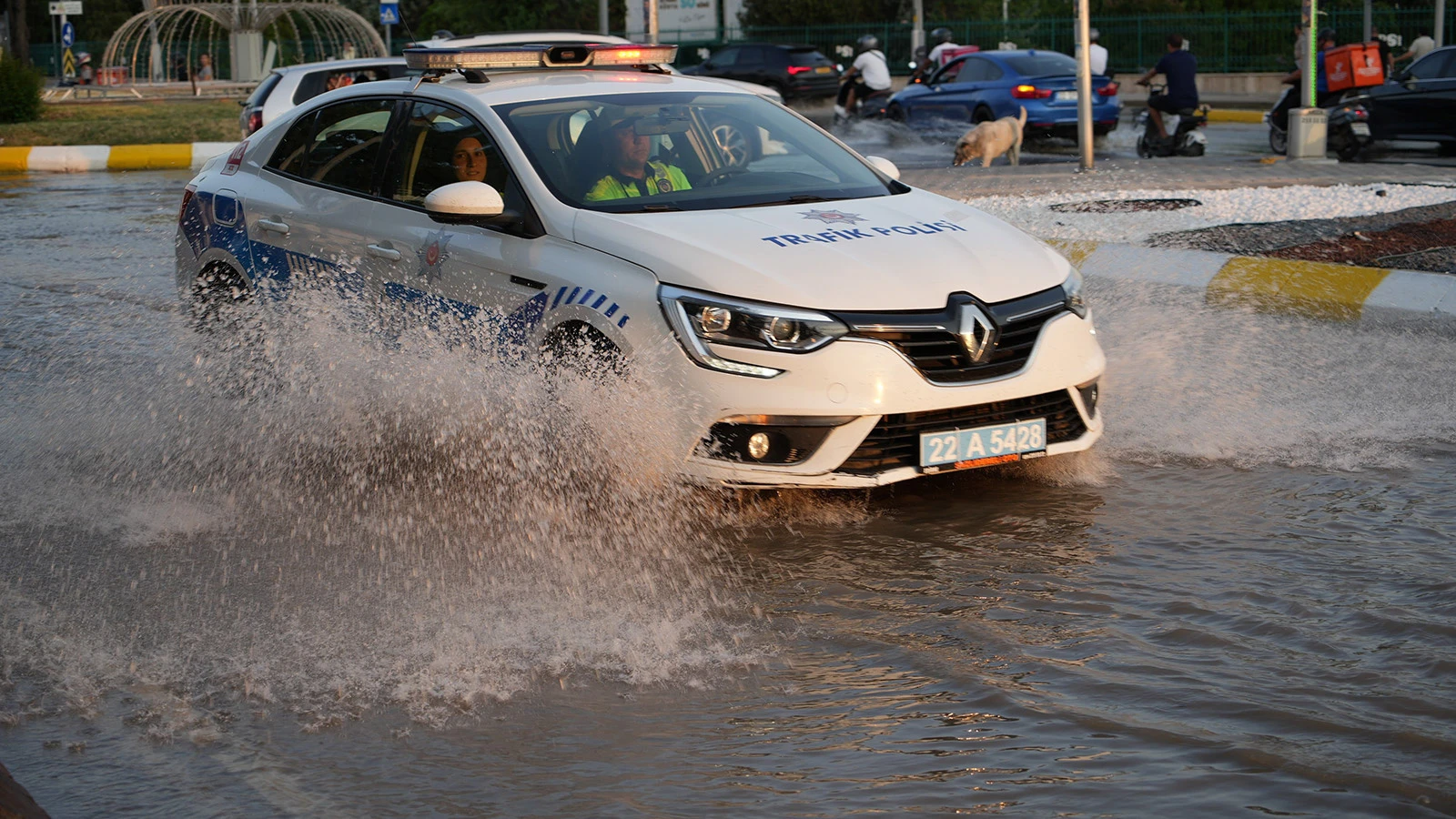Edirne'de içme suyu hattı yine patladı: Cadde göle döndü, vatandaş isyanda
