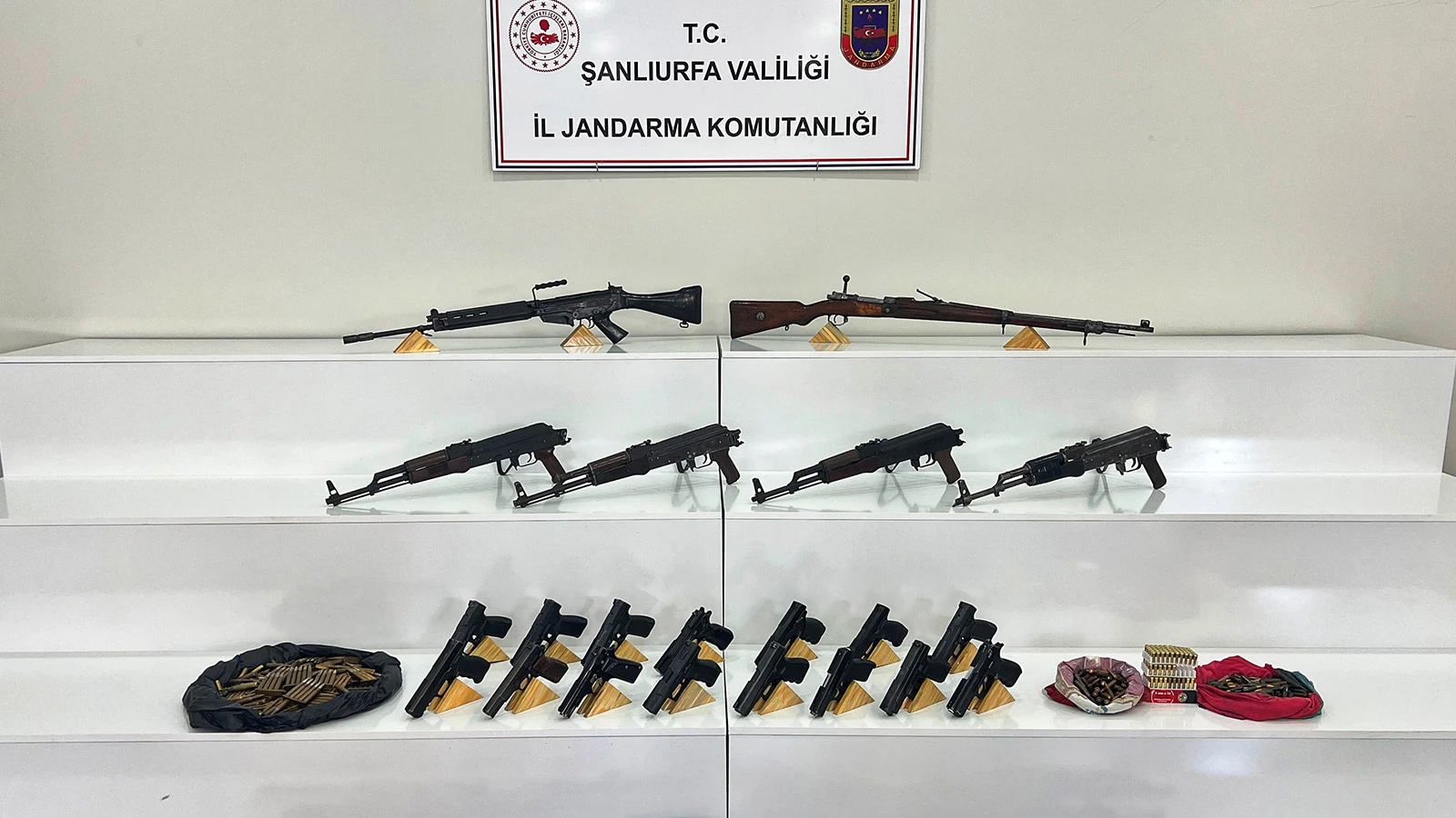 Şanlıurfa'da operasyon: Jandarma nereye baktıysa silah çıktı