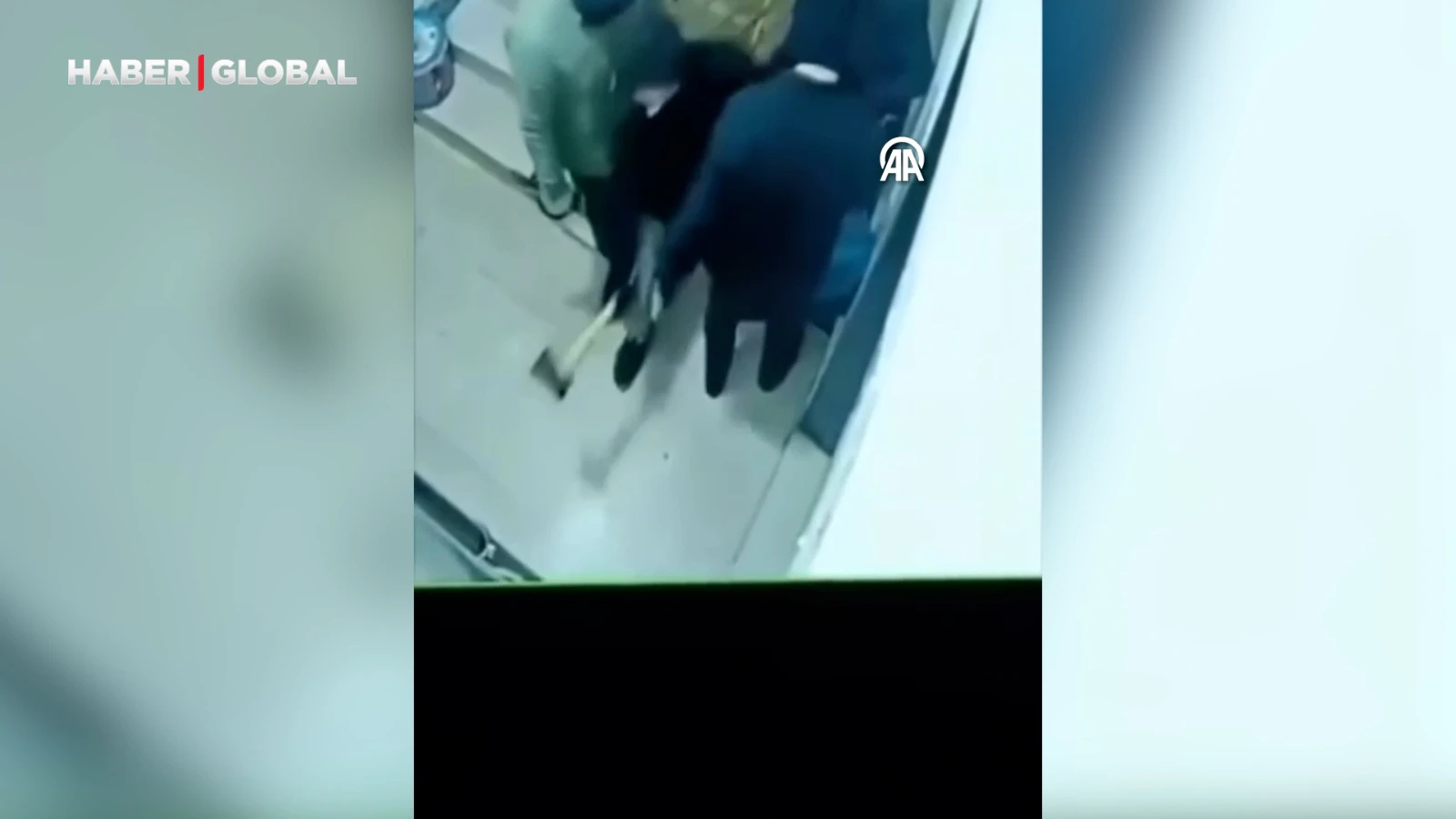 4 kişi bir eve balta ve çekiçle saldırdı o anlar kamerada