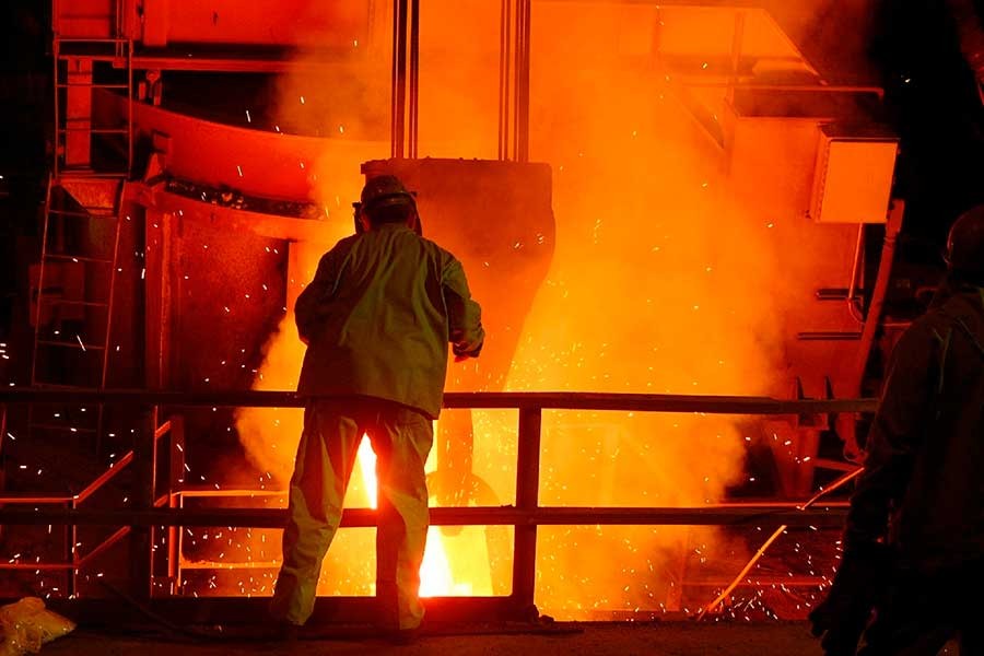 İran'daki Çelik Fabrikasında Fırın Patladı: 1 Kişi Hayatını Kaybetti, 3 İşçi Yaralandı