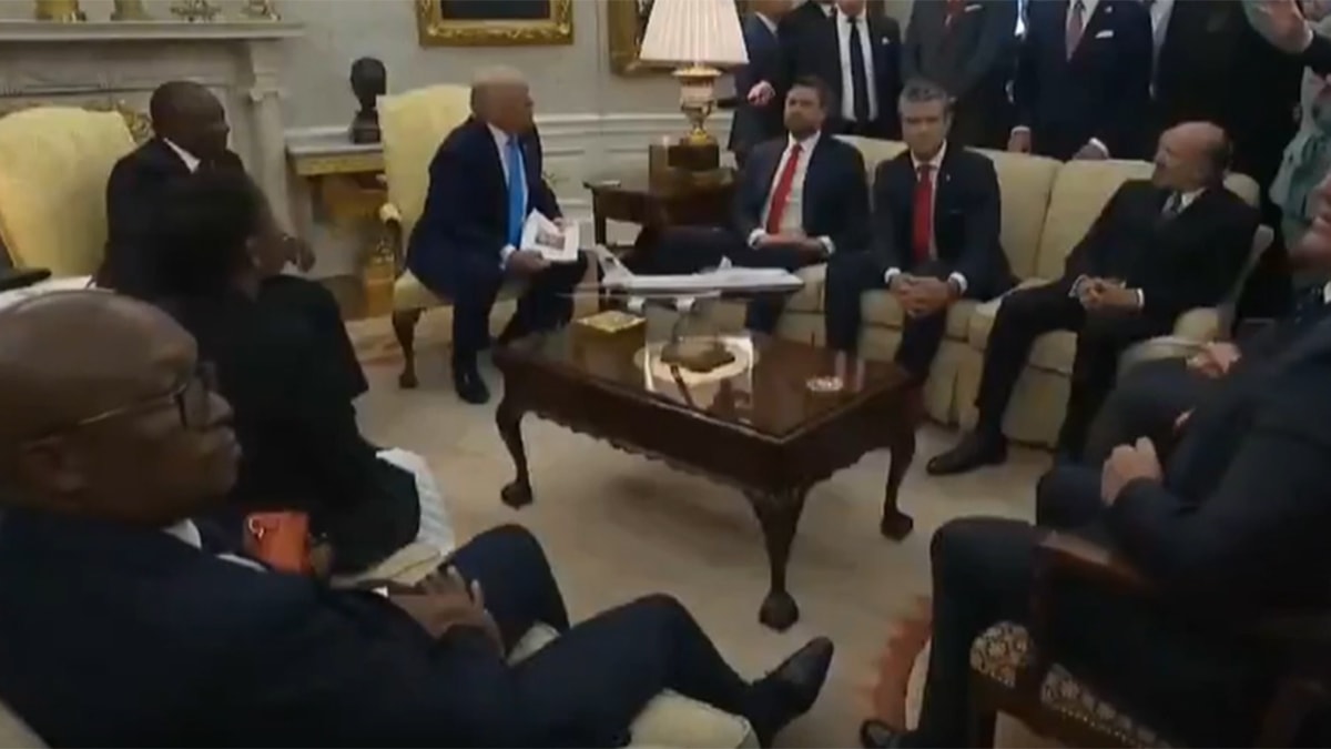 Trump'ı çıldırtan soru! Gazeteciyi salondan kovdu
