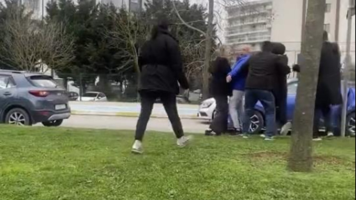 Okul önünde saç başa kavgaya tutuştular! Çocukları bile arabada unuttular