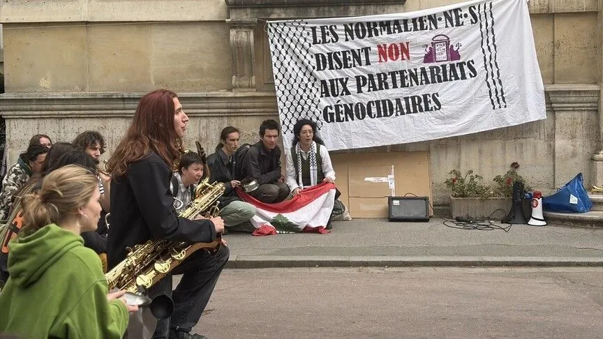 Paris'te öğrenciler, İsrailli üniversitelerle işbirliğine karşı müzikli eylem yaptı