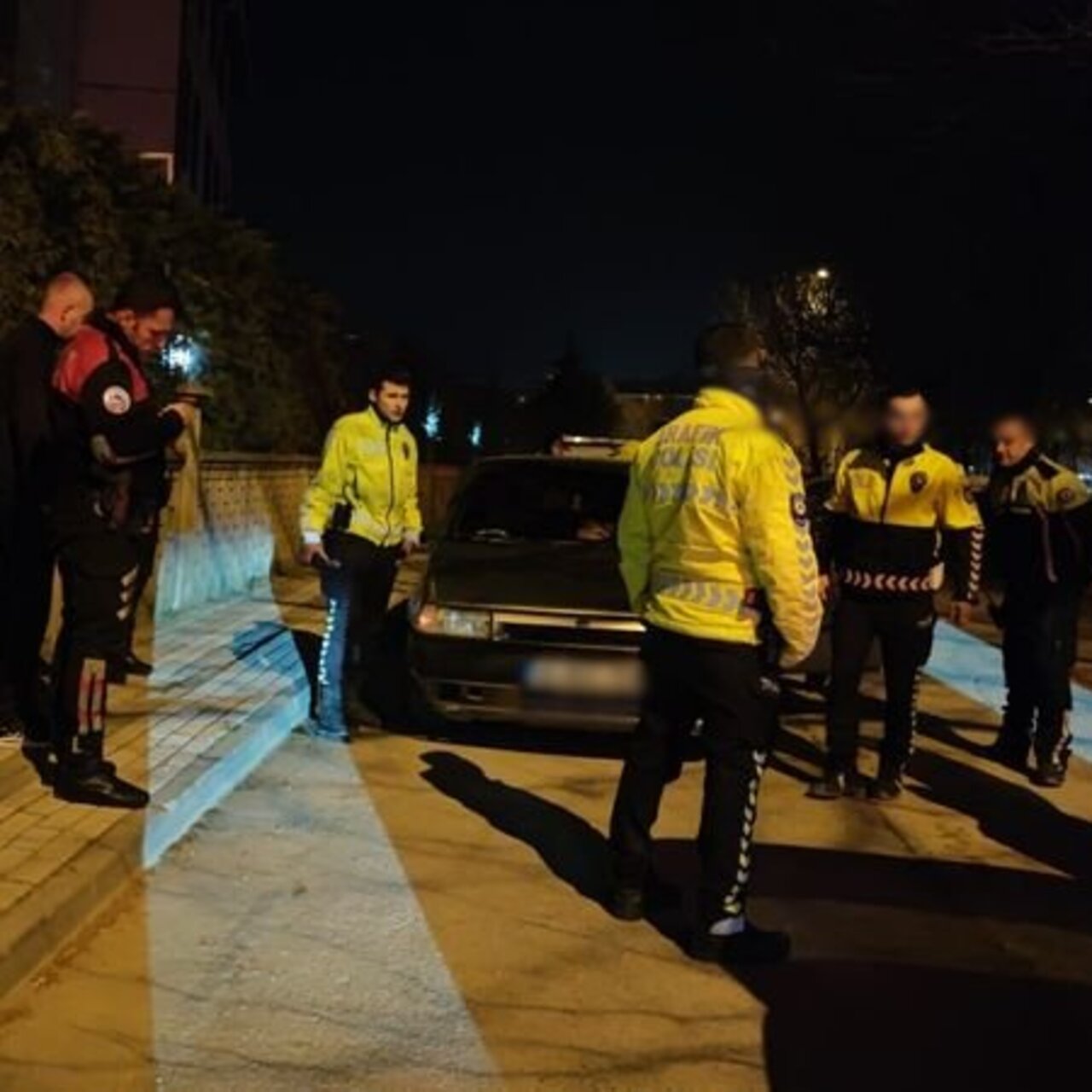 Ehliyetsiz ve alkollü sürücü uygulama noktasından kaçtı