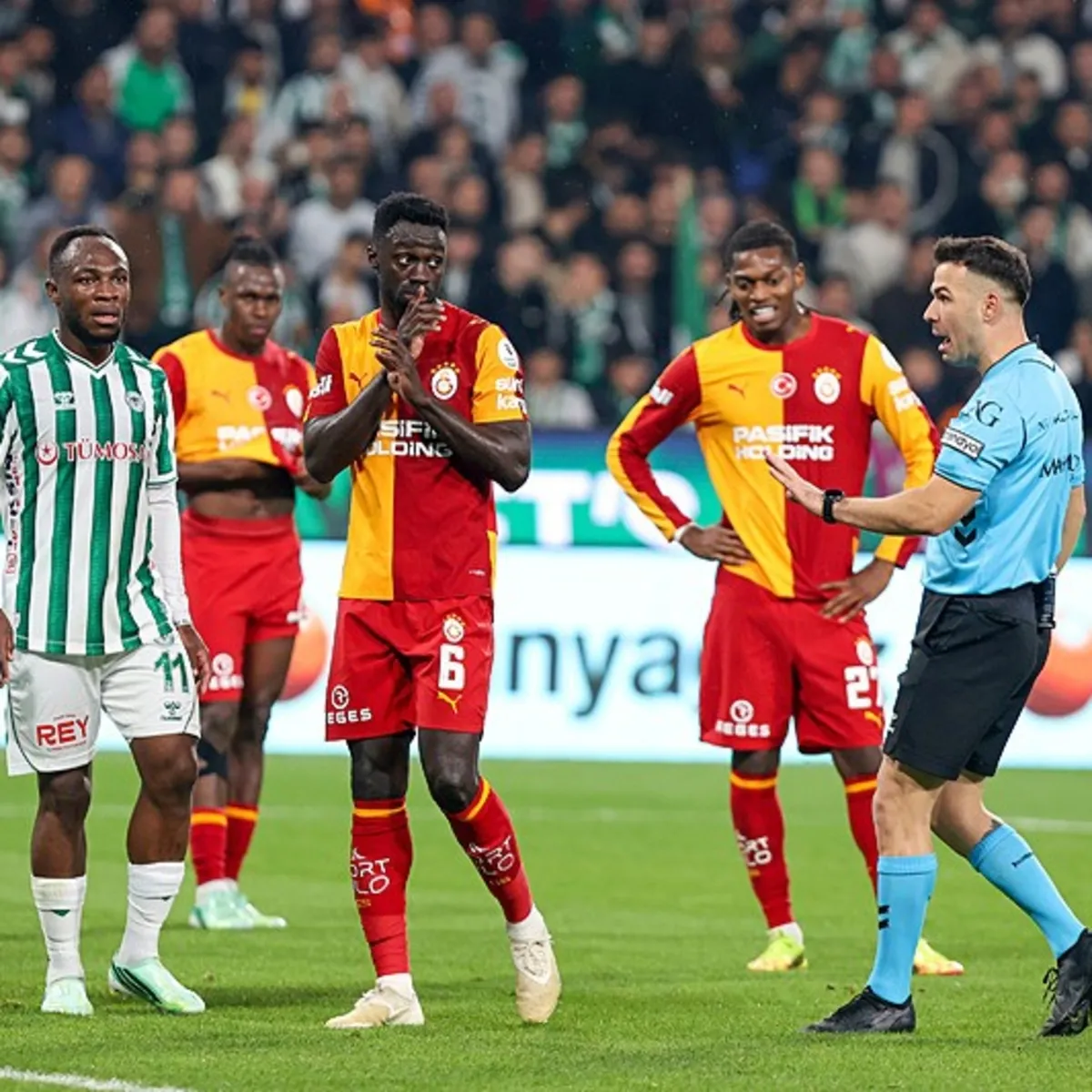 Konyaspor-Galatasaray Maçında Hakem Beyaz Noktayı Gösterdi! İşte O Pozisyon