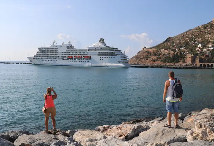 İngiliz turistler Alanya'ya kruvaziyerle geldi