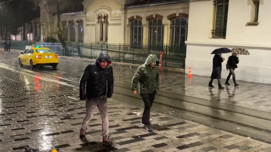 İstanbul'da sarı kodlu yağış başladı, 24 saat boyunca aralıksız sürecek