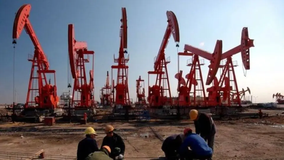 Petrol fiyatları arz fazlası endişeleriyle geriledi