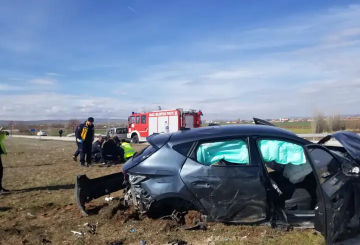 Otomobille hafif ticari aracın çarpıştı: 6 yaralı