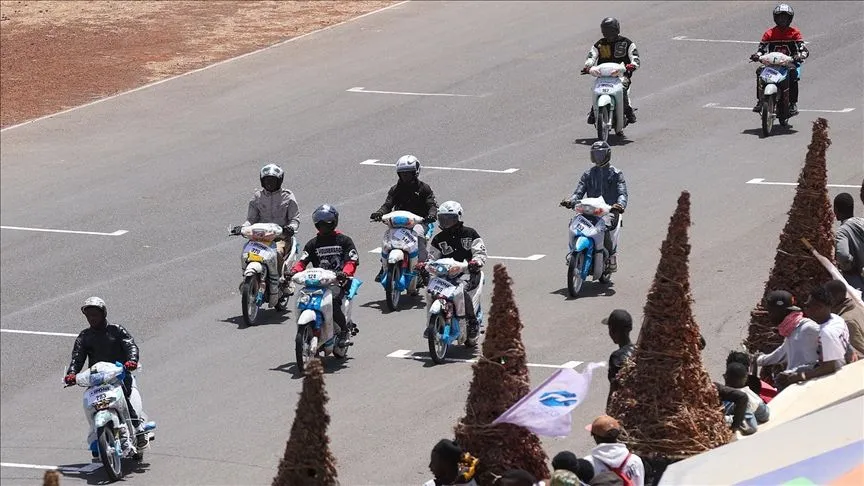Senegal'de motor taksiler sürüş güvenliğine dikkati çekmek için yarıştı