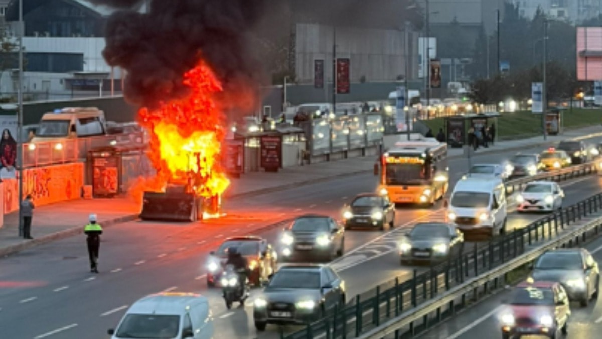 Cevizlibağ'da iş makinesi alev alev yandı! Alevler trafiği kilitledi