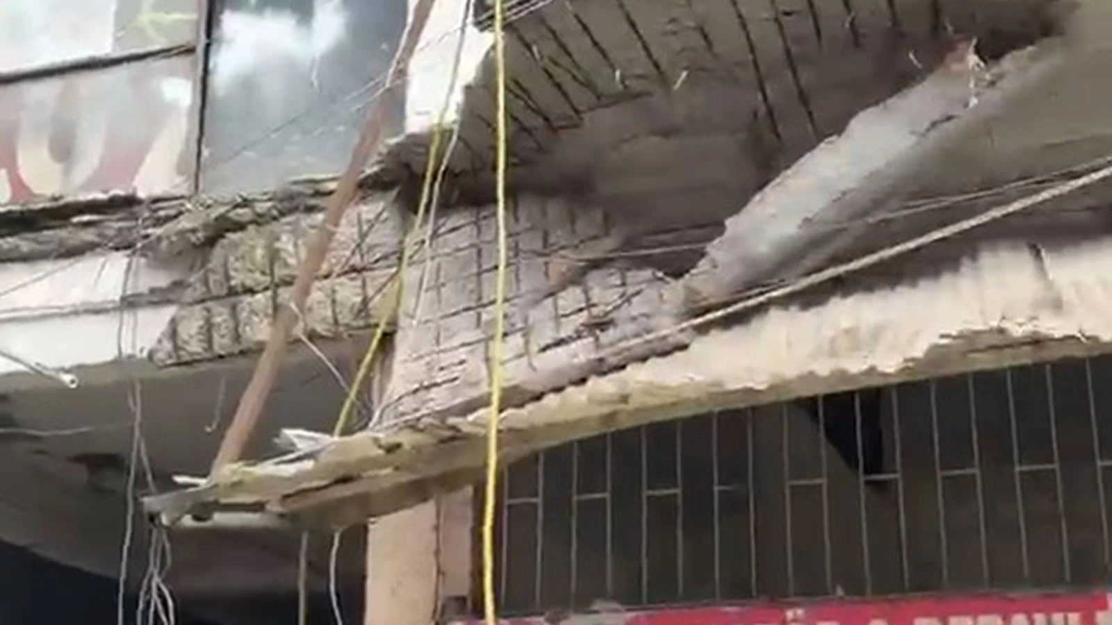 Ümraniye'de Sanayi Sitesinde İş Yerinin Balkonu Çöktü: 3 Yaralı