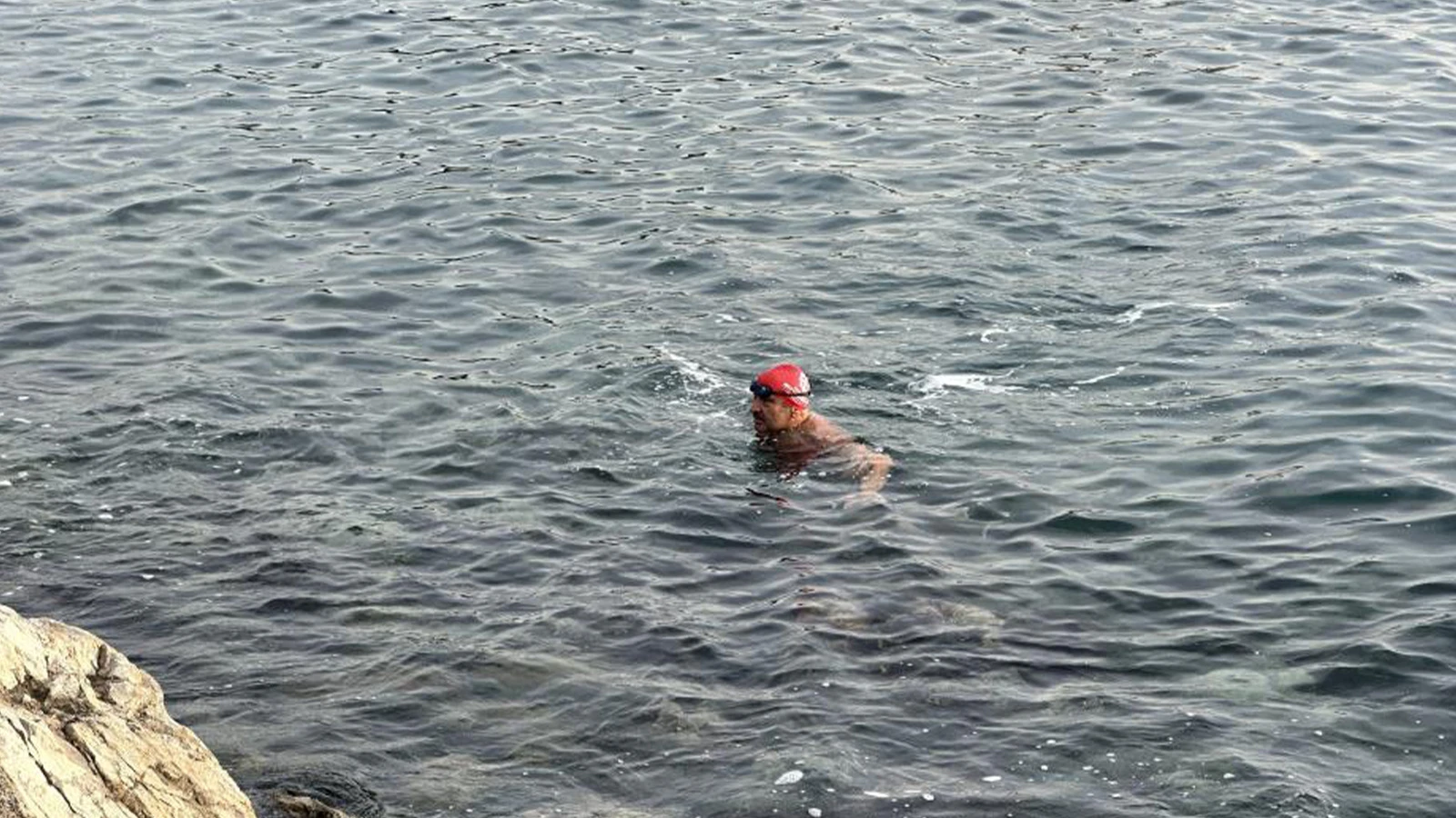 Soğuğa meydan okudular! İstanbul'da iki kardeş denize girdi