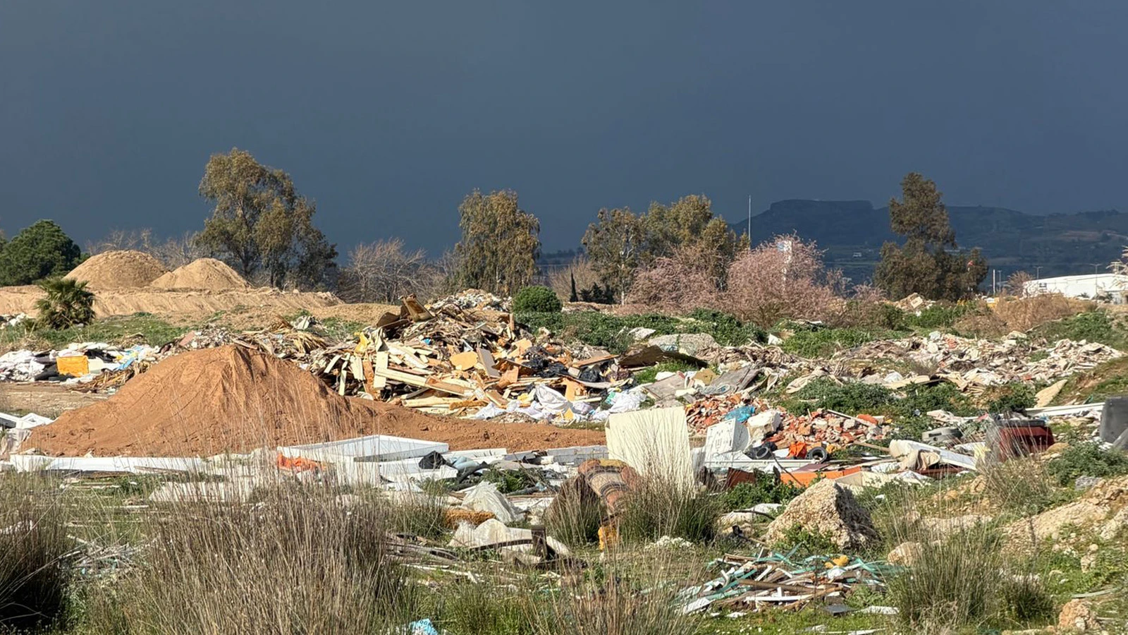 Antalya'da utandıran görüntü: Kuş cenneti çöplüğe döndü