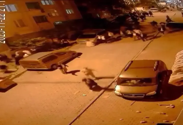 İstanbul - Arnavutköy'de mahalledeki taşlı sopalı kavga kamerada